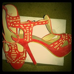 Size 8 BRAND NEW JustFab heels